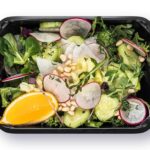 Салат Микс зелёных салатов с кедровыми орехами